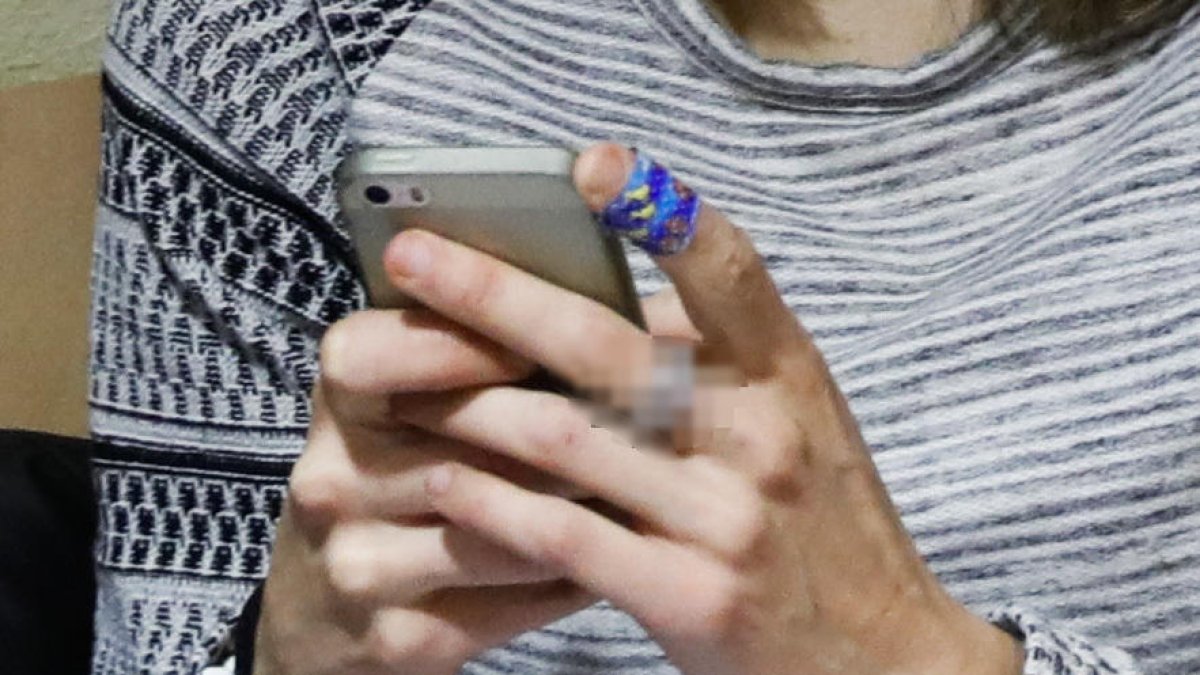 Una mare només podrà contactar amb la filla a través del mòbil del pare