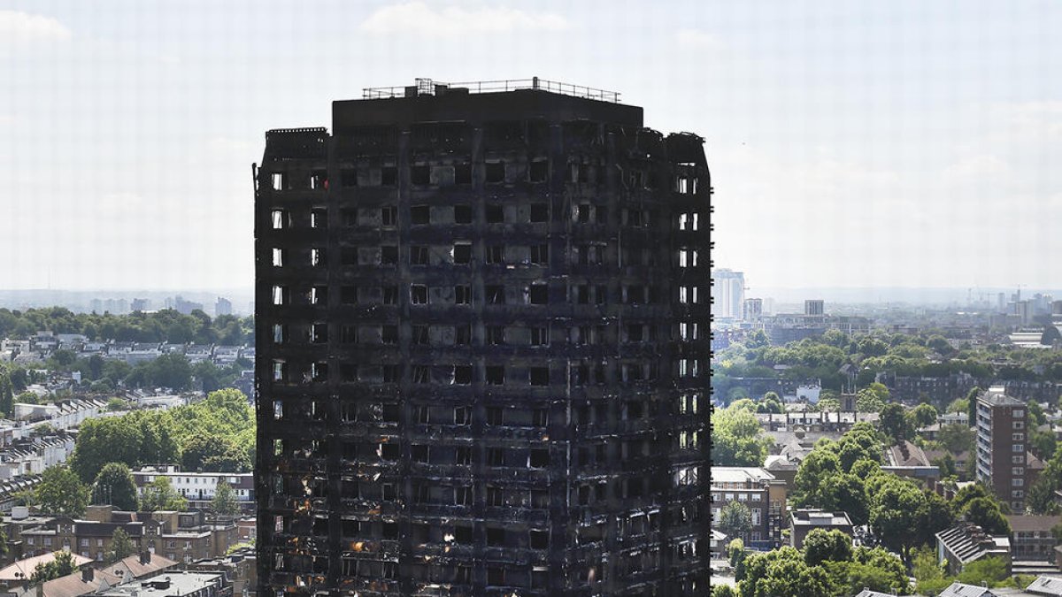 La policia eleva a 58 els morts en l'incendi d'un edifici a Londres