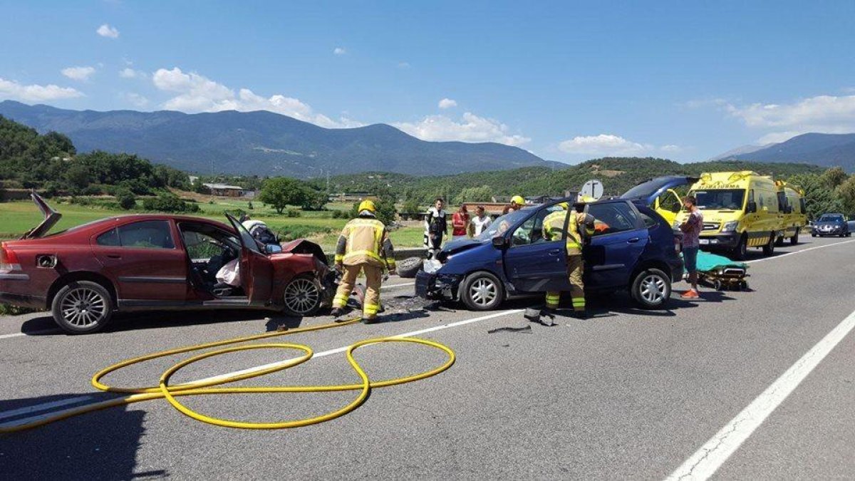 Quatre ferits de gravetat en un xoc frontal entre dos cotxes a Montferrer