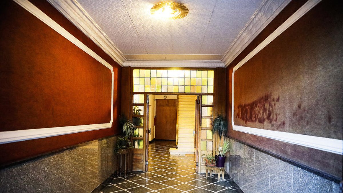 Trobada sang de la víctima a casa de l'agressor