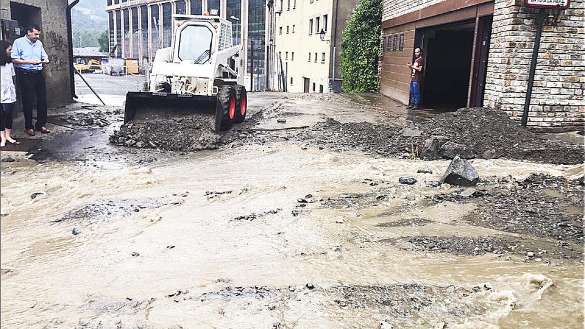 Els bombers fan cinc intervencions per inundacions