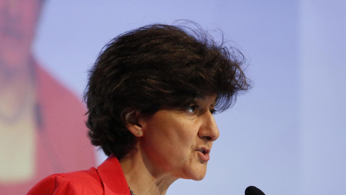 Una recerca per abús de confiança força la titular de Defensa a dimitir