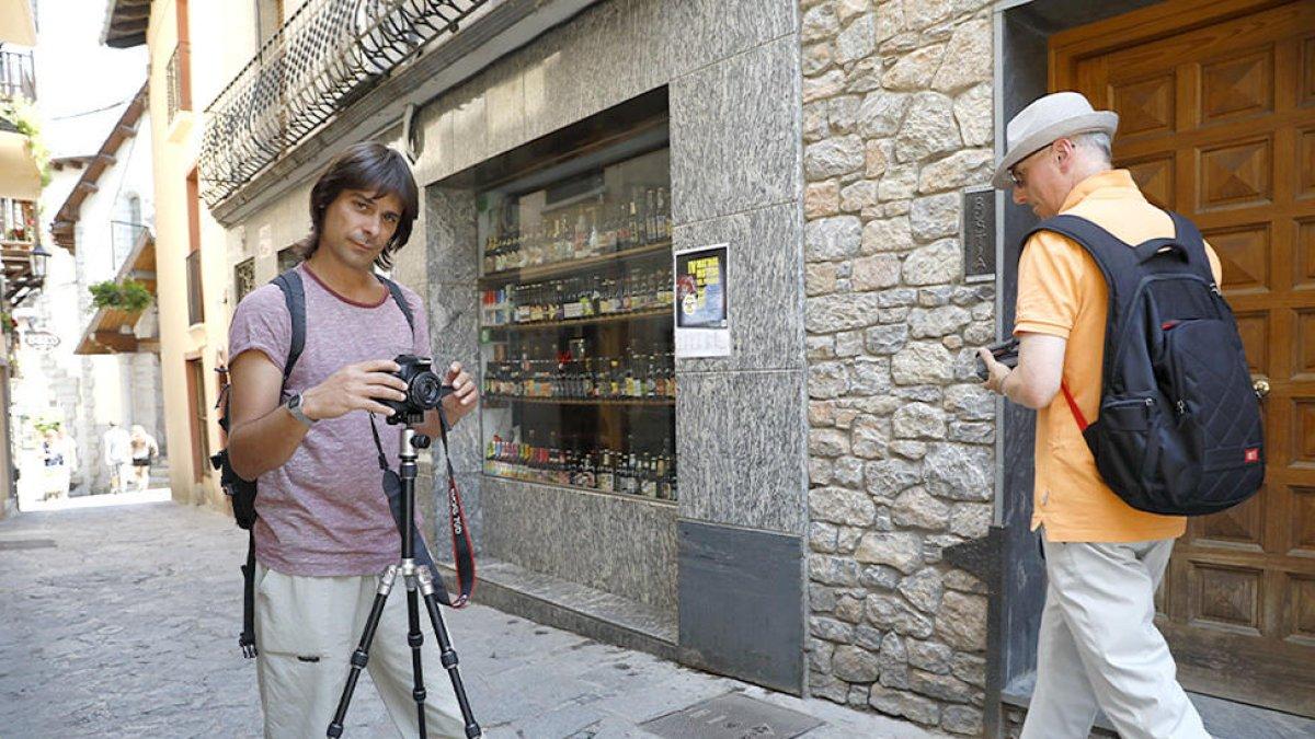 El fotògraf Oriol Llauradó inicia al país una particular volta al món en mil i un rostres