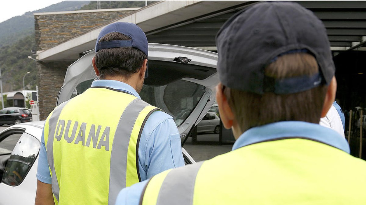 Els duaners amenacen de convocar una vaga de zel