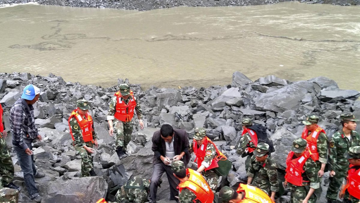 Una esllavissada sepulta un poble sencer a la Xina