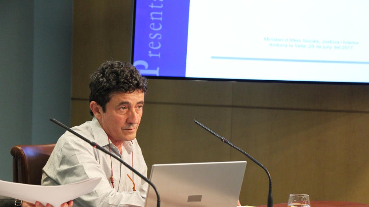 Els treballadors que manipulin amiant només hi podran treballar durant quatre hores al dia