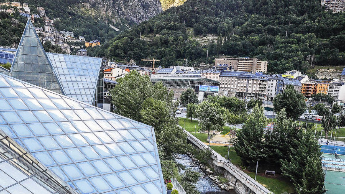 Caldea vol construir una piscina transparent a sobre del riu Valira