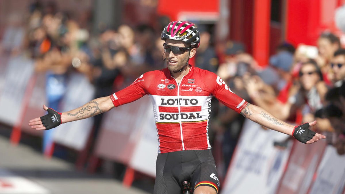 Chris Froome es manté líder tot i patir un doble ensurt