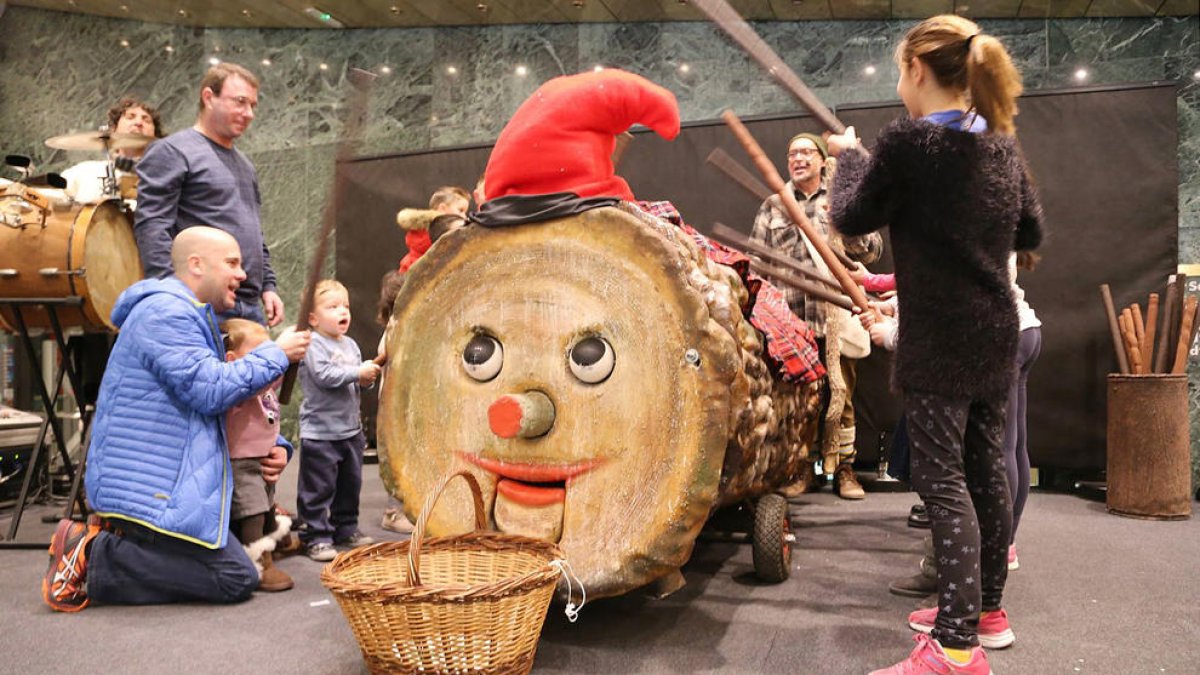 Els infants lauredians fan cagar els seus regals al Tió