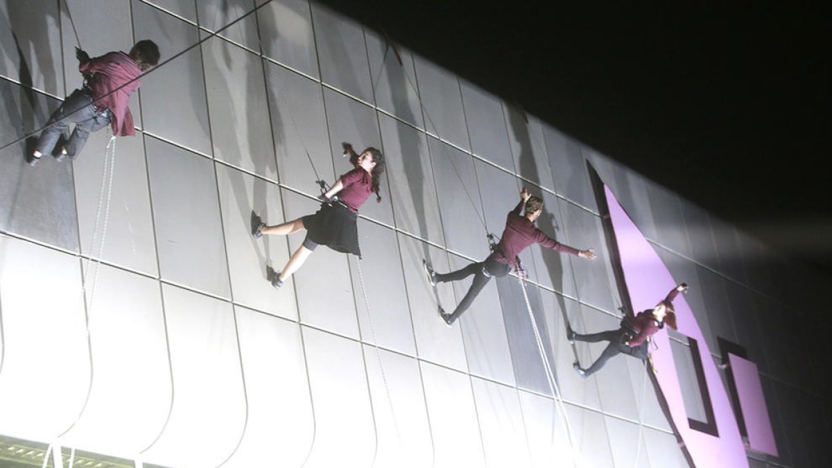 La dansa vertical s'enfila de nou a la façana del Centre Cultural Lauredià el dia 18