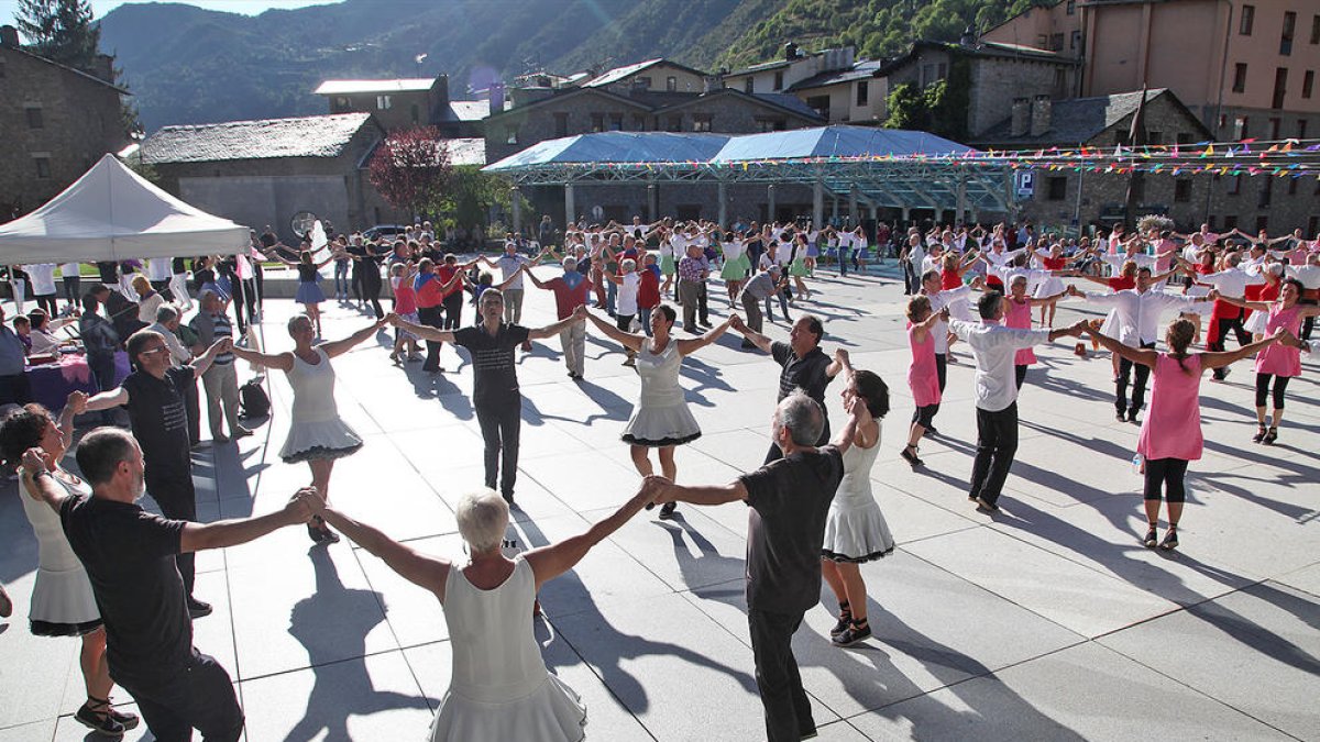 Un centenar de sardanistes mostres els dots de ball a Encamp