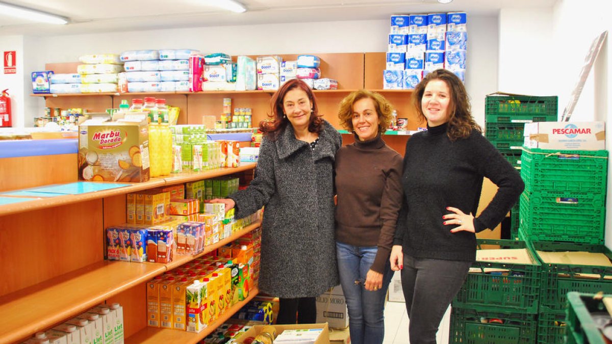 Crèdit Andorrà lliura aliments a Càritas