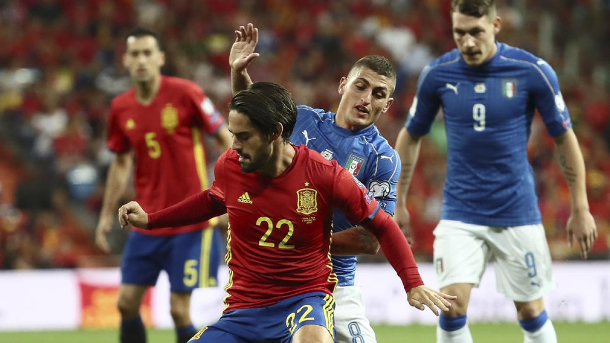 Espanya goleja Itàlia i té a tocar la classificació per al Mundial de Rússia