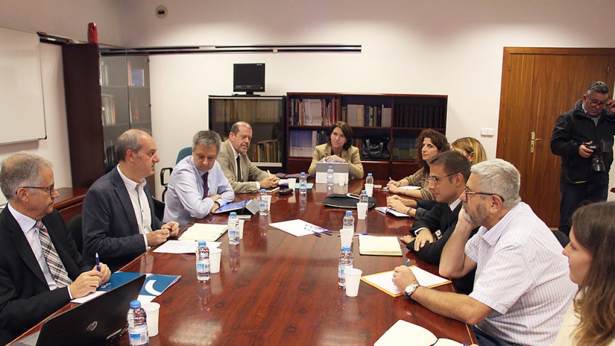 Salut, la CASS i el SAAS comencen a treballar en el plec de bases per licitar un servei integral d'oncologia