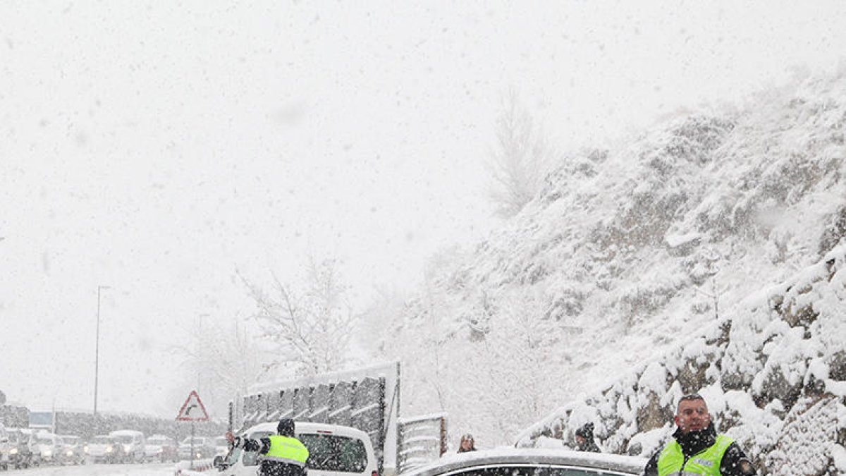 La policia defensa la gestió del trànsit i els controls durant la nevada