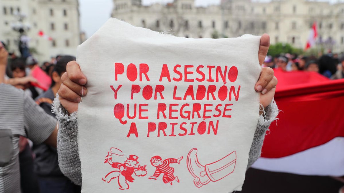 Multitudinàries protestes a Perú per l'indult a Fujimori