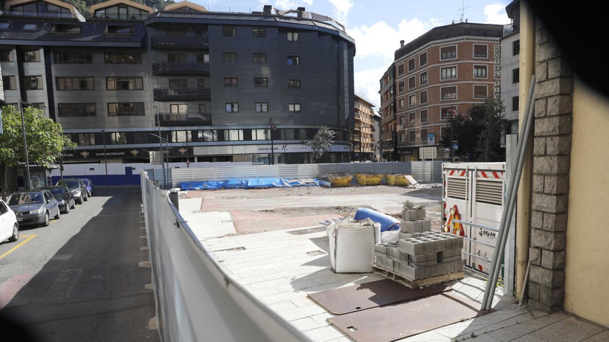 El comerç de Riberaygua insta que es tregui la tanca de The Cloud