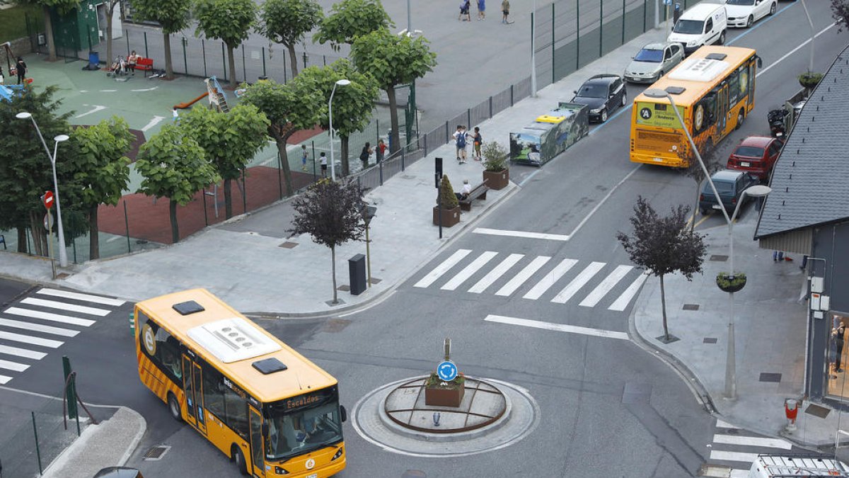 Les empreses d'autobusos i els taxistes demanen apujar tarifes