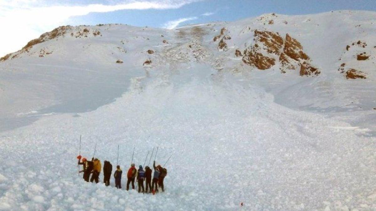 Il·lesos quatre esquiadors de muntanya afectats per una allau prop de la frontera del Pas