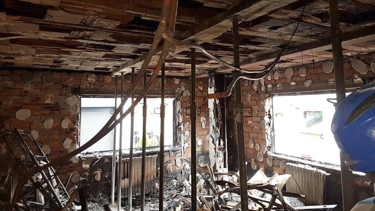 Els evacuats pel foc es recuperen del fort ensurt