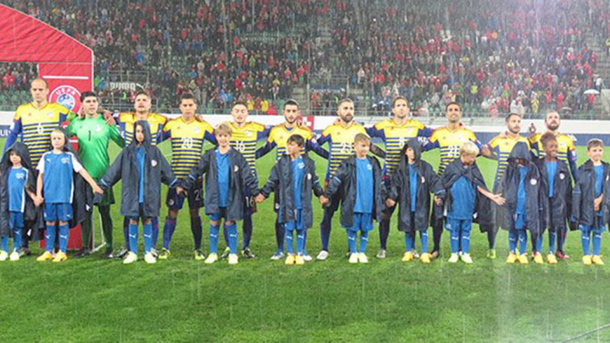 Lima, l'impulsor del gest de deixar els impermeables als nens a Suïssa