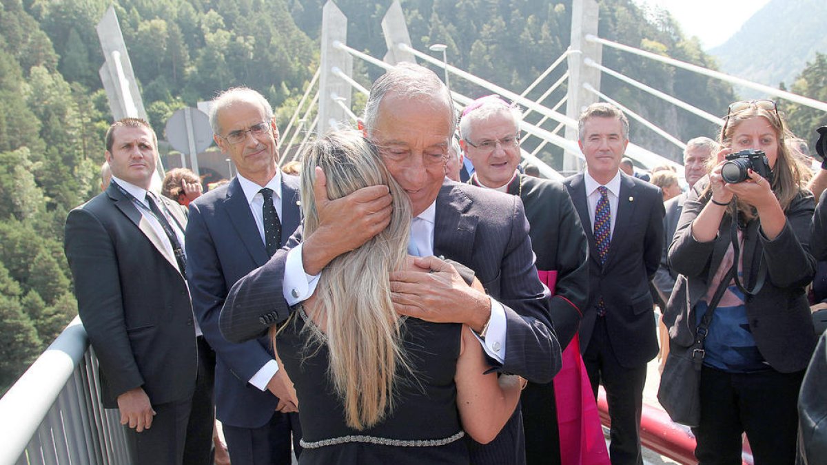 Rebelo es dona un bany de masses amb 1.500 portuguesos