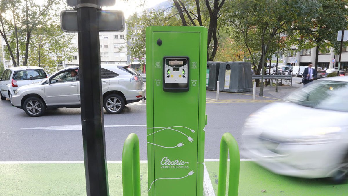 FEDA estudia adaptar els carregadors elèctrics per als turistes