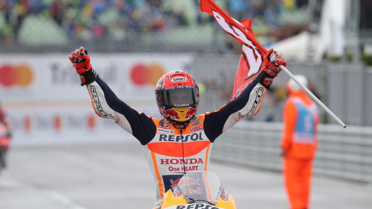 Márquez ensenya dents i vol el títol