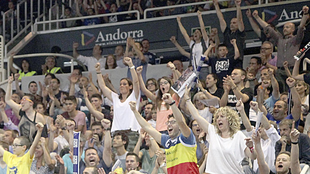 Fidels al 'Mai por' per fer créixer la connexió entre l'equip i l'afició