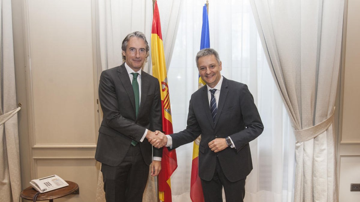 Saboya es reuneix amb de la Serna per tractar l'avançament de l'operativitat de l'aeroport de la Seu