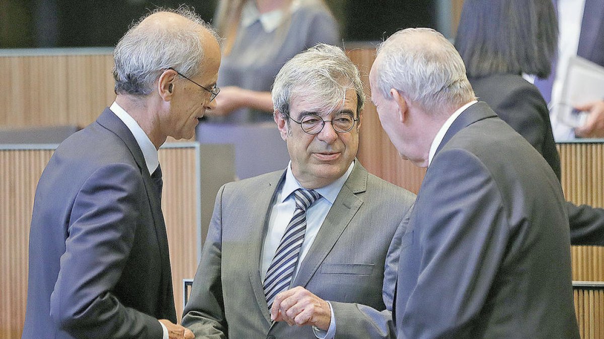 DA opta per “estudiar i discutir” l'informe sobre les transferències