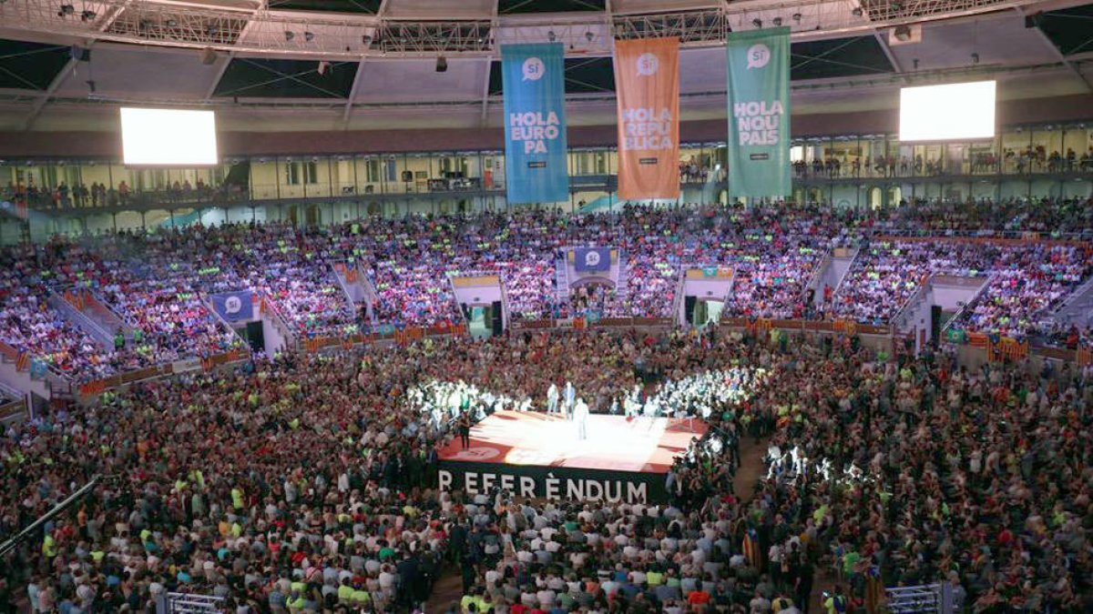 Acord entre Puigdemont i Colau perquè es voti a Barcelona l'1-O