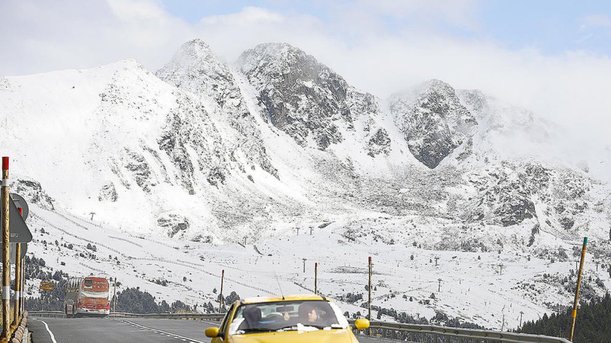 La nevada a cotes altes obliga a usar cadenes a Envalira
