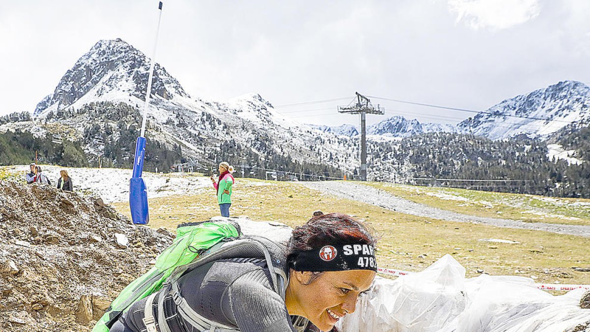 Milers de persones omplen Grau Roig per l'Spartan Race