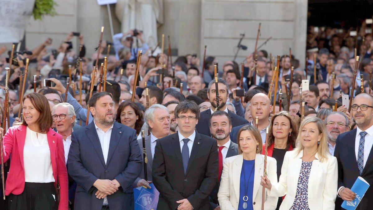 Puigdemont i Colau emparen els 712 alcaldes investigats per la fiscalia