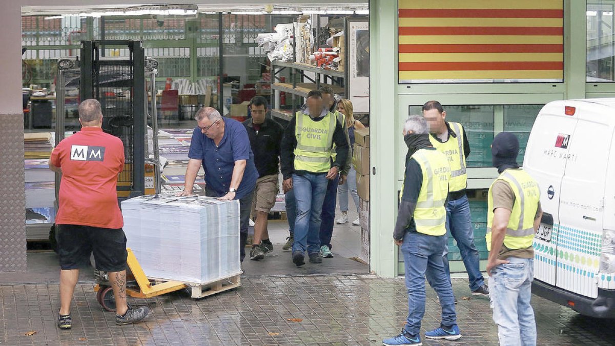 La guàrdia civil intervé més d'un milió de cartells per al referèndum