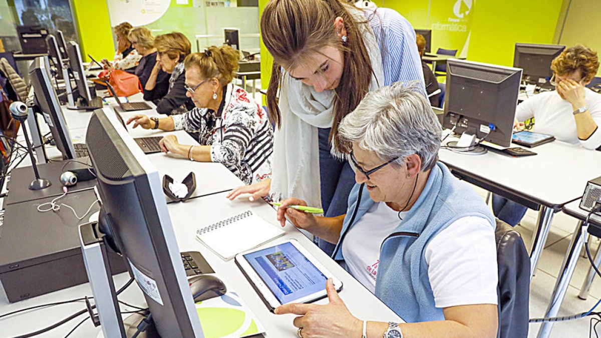 Cursos per a gent gran per fer servir tauletes i 'smartphones'