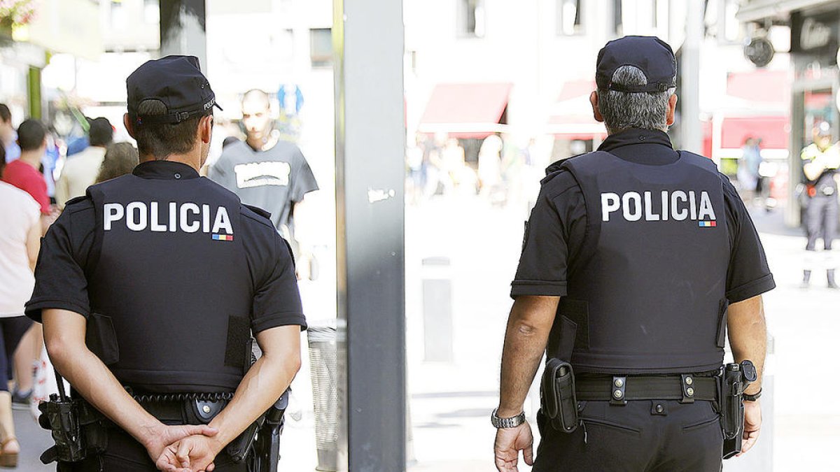 Detingut un home per agredir la parella en un restaurant