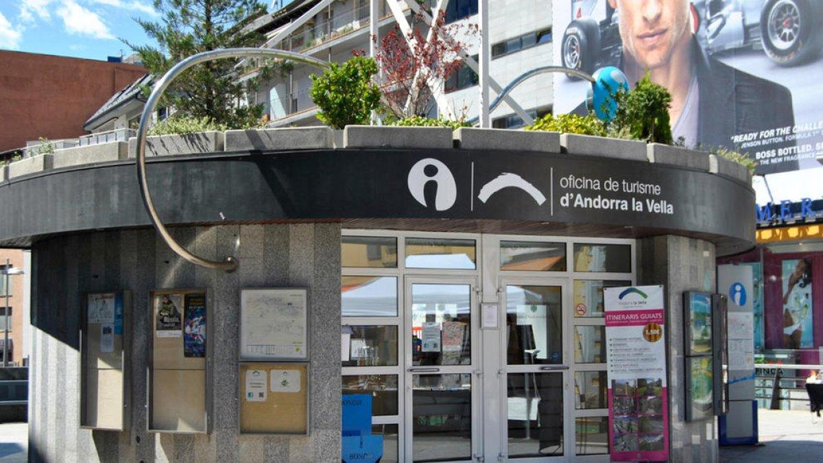 L'oficina de turisme de la capital atén un 6% més d'usuaris aquest estiu