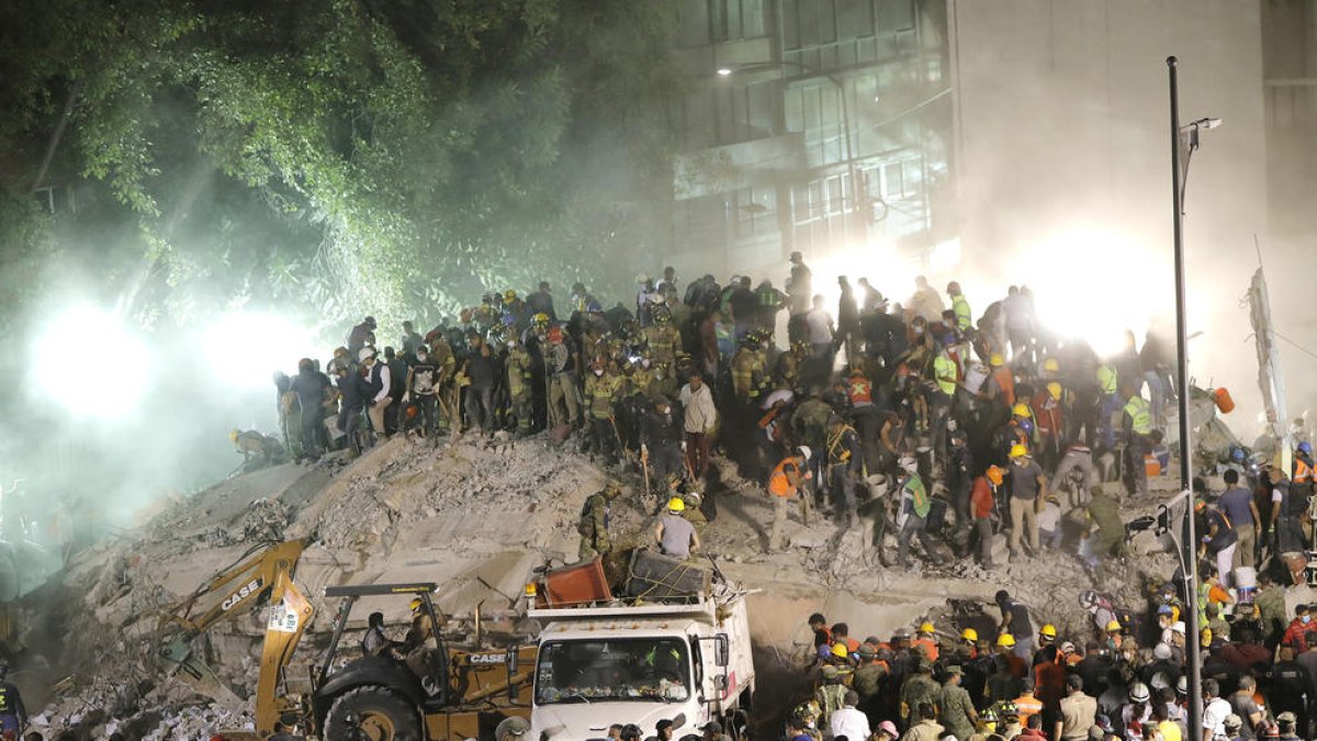 El fort terratrèmol deixa almenys 225 víctimes mortals