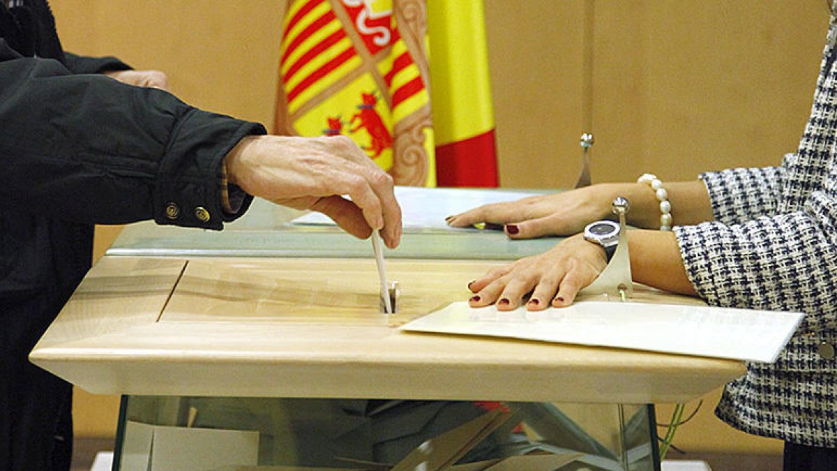 Els partits aposten per fer millores en el vot per correu per reduir l'abstenció