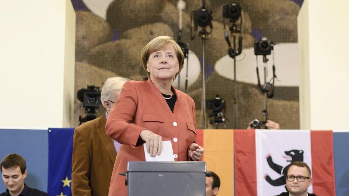 Merkel guanya les quartes eleccions i la ultradreta és tercera força al país