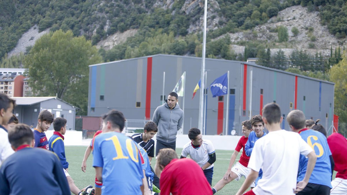 Javier Saviola s'inicia com a entrenador amb el cadet de la federació
