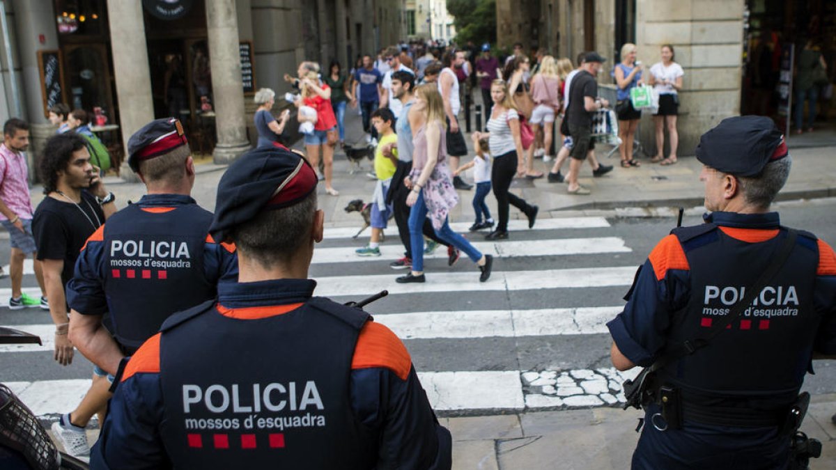 Els mossos, enviats a identificar els responsables dels centres de l'1-O