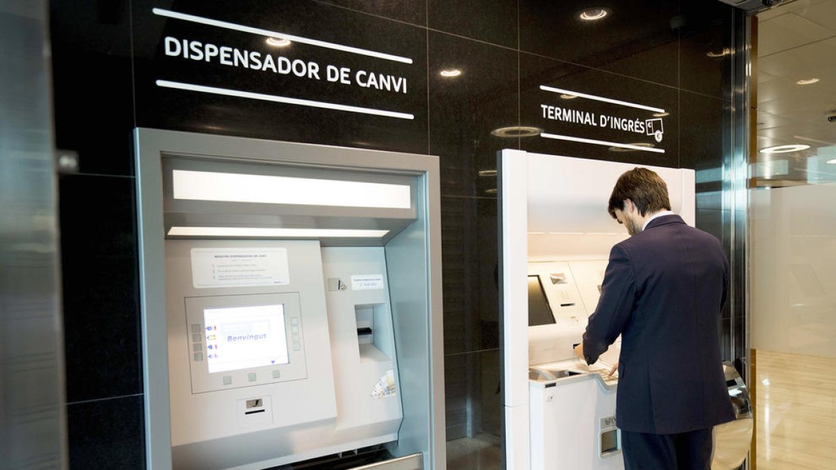 Als nous caixers de MoraBanc es pot ingressar moneda