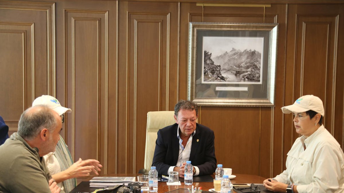 El comú rep dues representants d'una organització pro drets humans