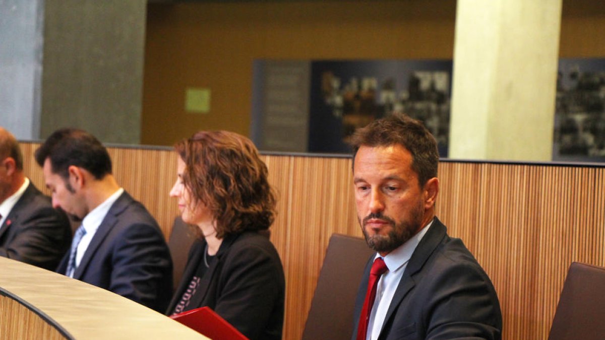 Enfrontament per la constitucionalitat de les lleis de transferències i competències