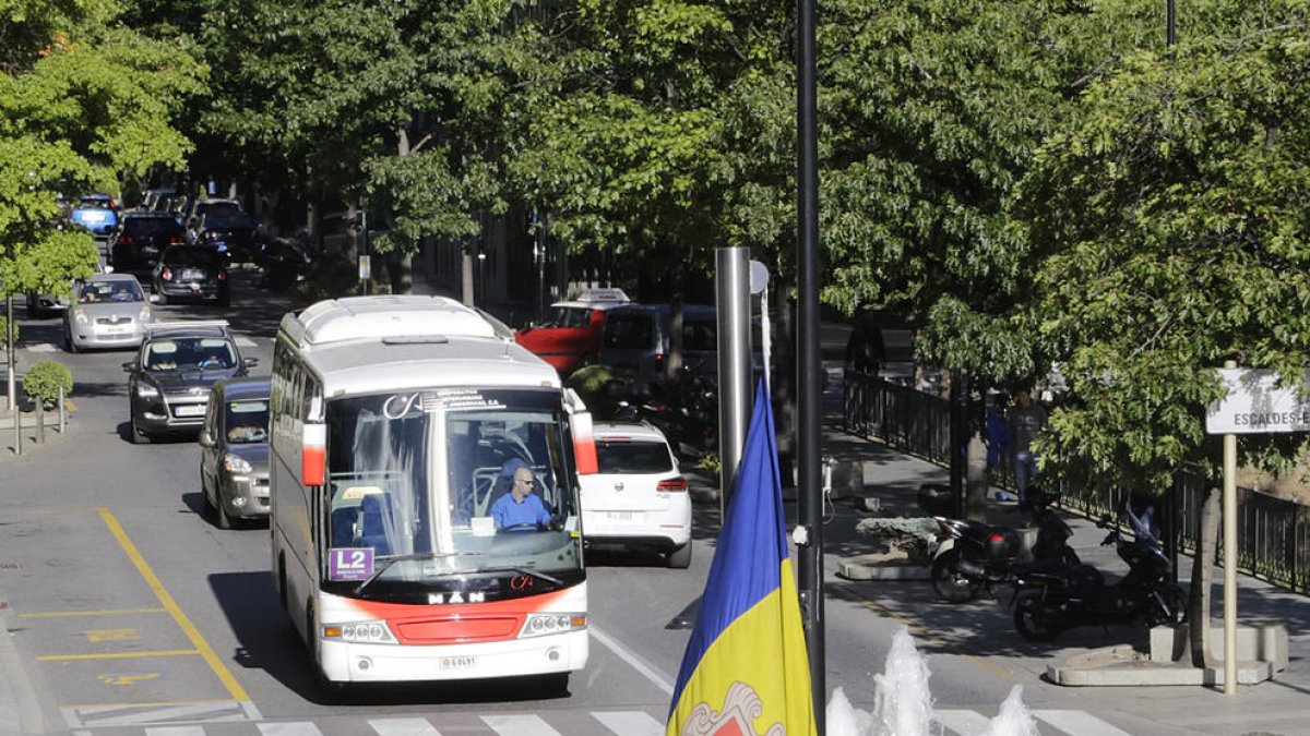 Les empreses de bus critiquen el retard del concurs de les línies