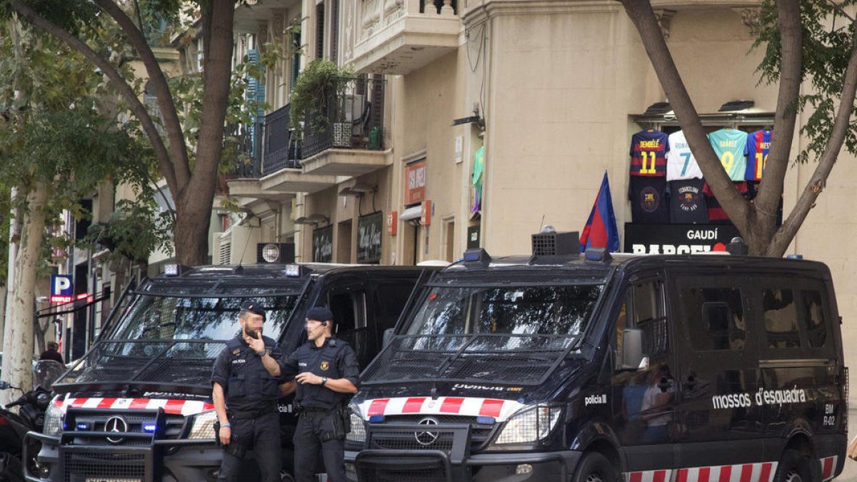 Els mossos comencen a acudir als col·legis entre actes de resistència