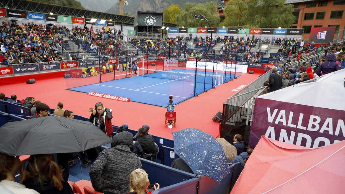 La pluja fa cancel·lar les semifinals masculines